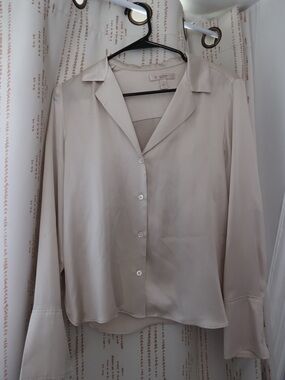 Banana Republic 100% Silk Button-Down Blouse in Light Beige/ cream